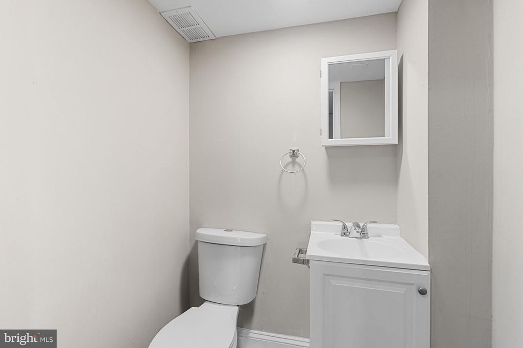 Image 9 of property listing at 530 WINSTON AVE, Baltimore, MD 21212