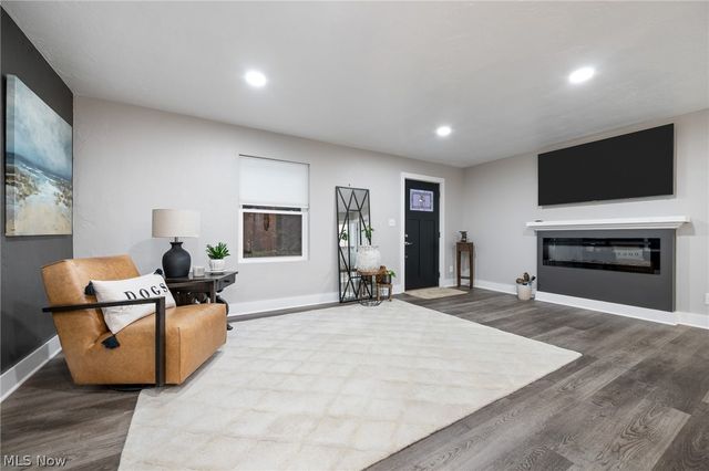 678 Portage Lakes Drive, Akron, OH 44319