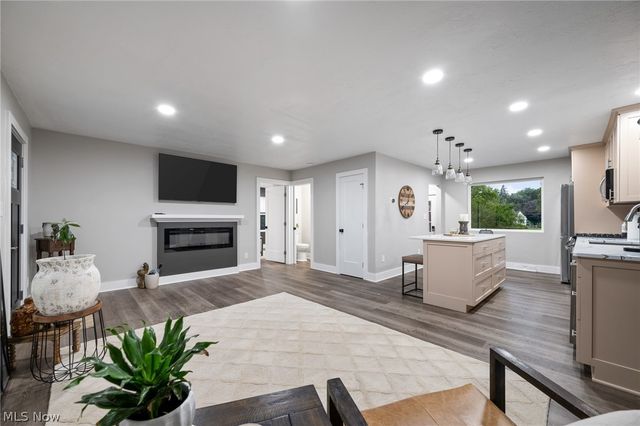 678 Portage Lakes Drive, Akron, OH 44319