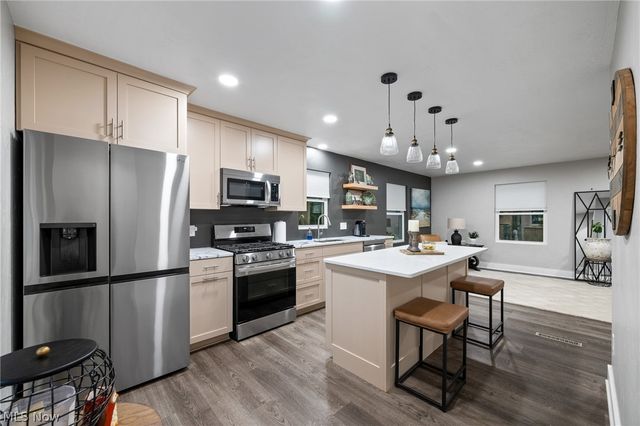 678 Portage Lakes Drive, Akron, OH 44319