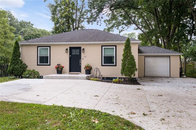 678 Portage Lakes Drive, Akron, OH 44319