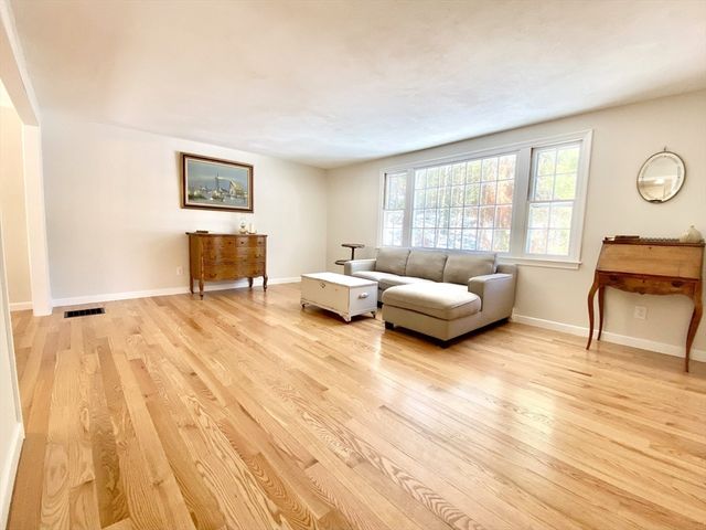 15 Thatcher Rd, Plymouth, MA 02360