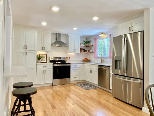 15 Thatcher Rd, Plymouth, MA 02360