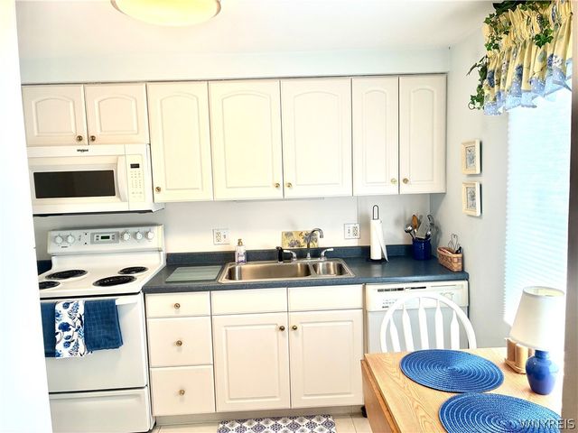 40 Hamlin Sq B, Amherst, NY 14221
