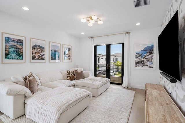 8323 Essex Country Clb Drive, Boca Raton, FL 33434