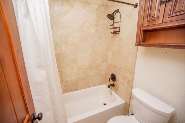 1801 W 24th Street B, Houston, TX 77008