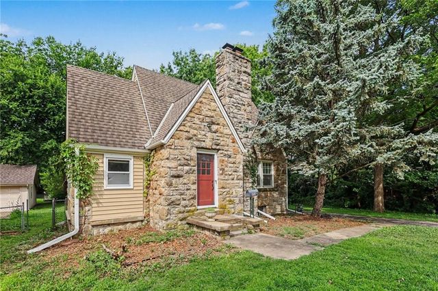 8115 Shawnee Drive, Overland Park, KS 66212