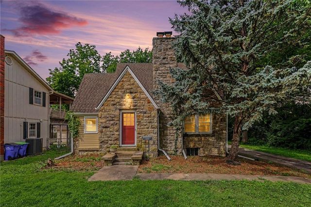 8115 Shawnee Drive, Overland Park, KS 66212