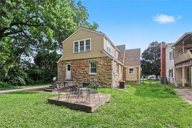 8115 Shawnee Drive, Overland Park, KS 66212