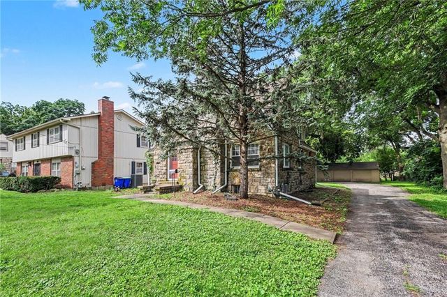 8115 Shawnee Drive, Overland Park, KS 66212
