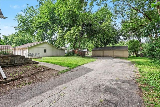 8115 Shawnee Drive, Overland Park, KS 66212