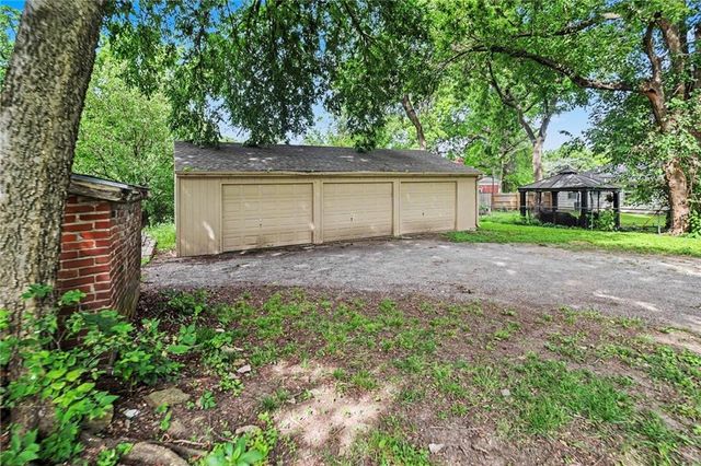 8115 Shawnee Drive, Overland Park, KS 66212