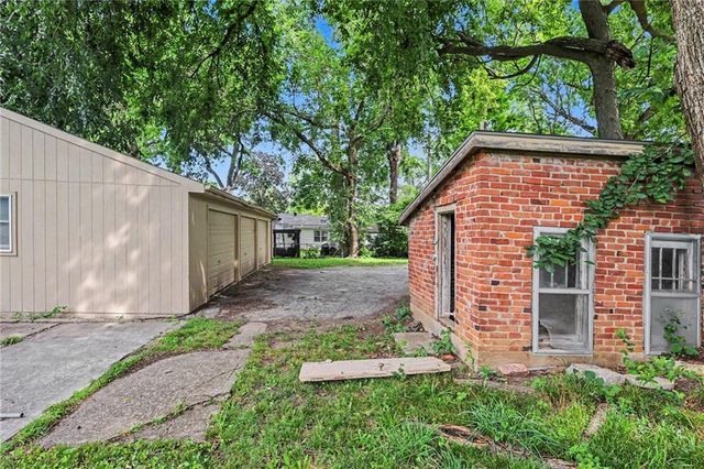 8115 Shawnee Drive, Overland Park, KS 66212