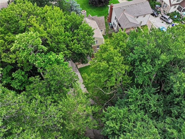 8115 Shawnee Drive, Overland Park, KS 66212