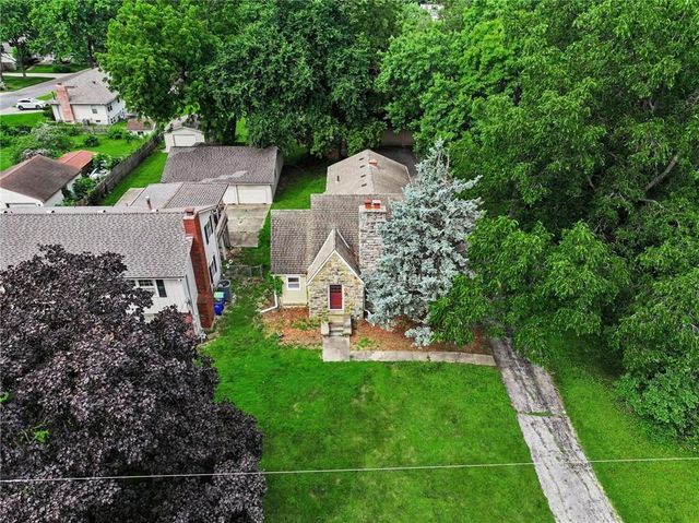 8115 Shawnee Drive, Overland Park, KS 66212