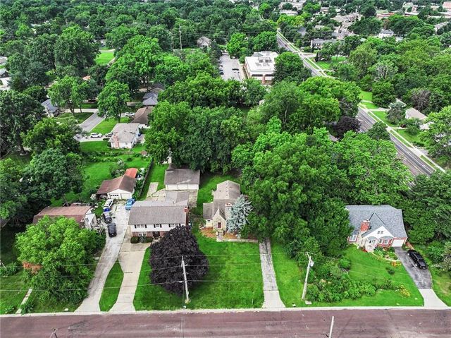8115 Shawnee Drive, Overland Park, KS 66212
