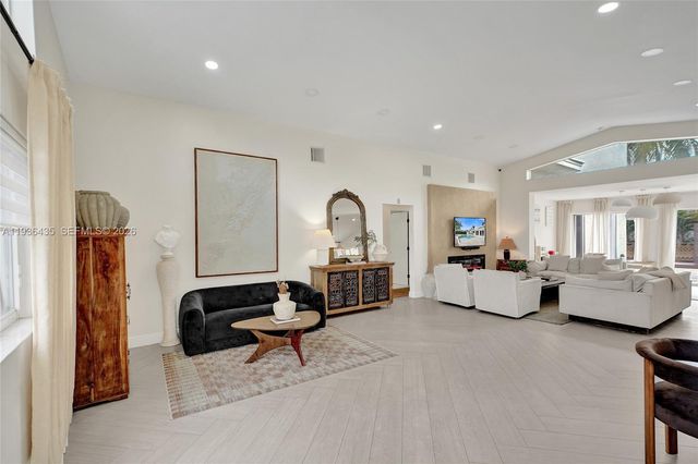 2570 NE 201st St, Miami, FL 33180