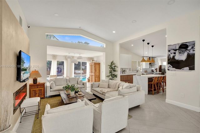 2570 NE 201st St, Miami, FL 33180