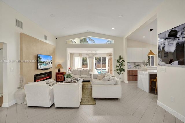 2570 NE 201st St, Miami, FL 33180