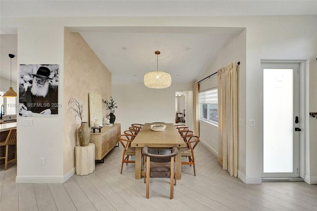 2570 NE 201st St, Miami, FL 33180