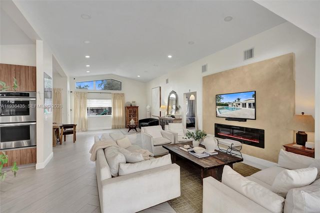 2570 NE 201st St, Miami, FL 33180