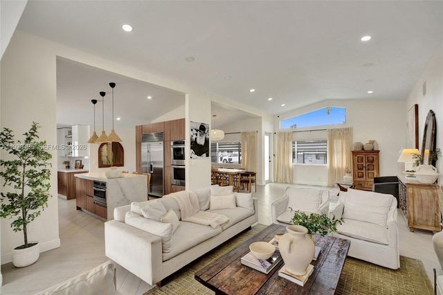 2570 NE 201st St, Miami, FL 33180