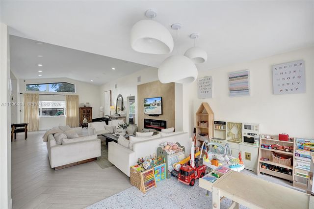 2570 NE 201st St, Miami, FL 33180