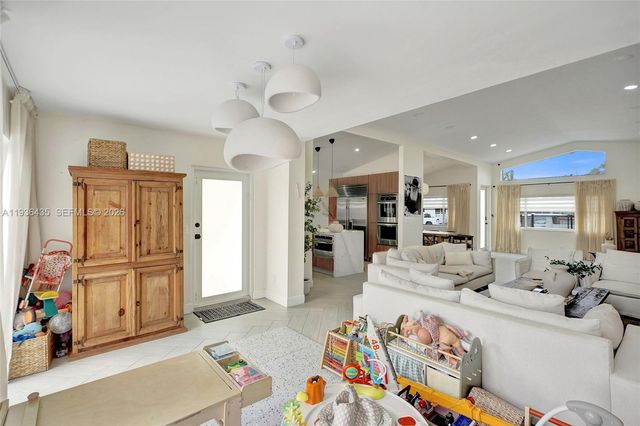 2570 NE 201st St, Miami, FL 33180