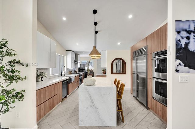 2570 NE 201st St, Miami, FL 33180