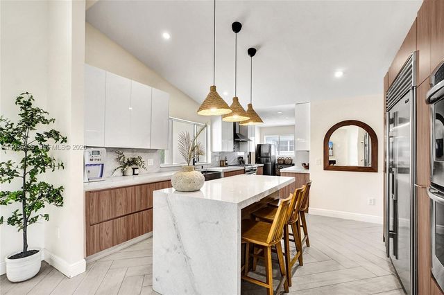 2570 NE 201st St, Miami, FL 33180