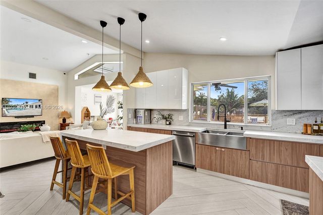 2570 NE 201st St, Miami, FL 33180