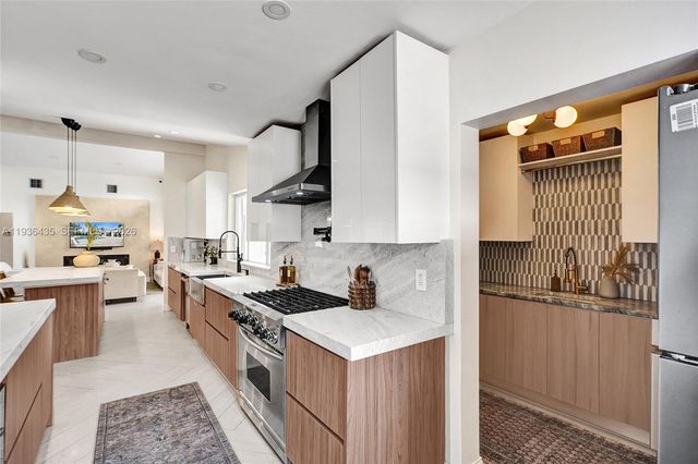 2570 NE 201st St, Miami, FL 33180