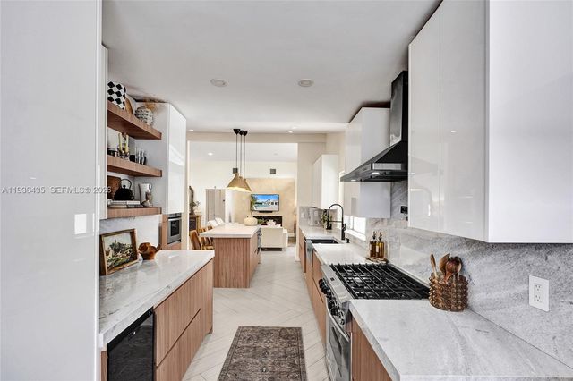 2570 NE 201st St, Miami, FL 33180