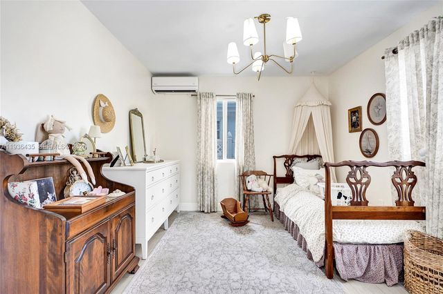 2570 NE 201st St, Miami, FL 33180