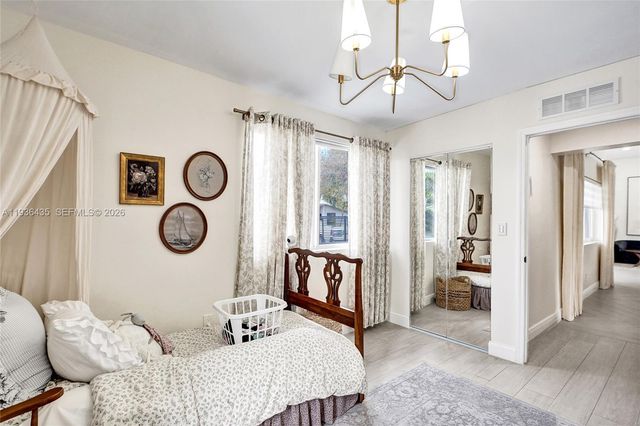 2570 NE 201st St, Miami, FL 33180