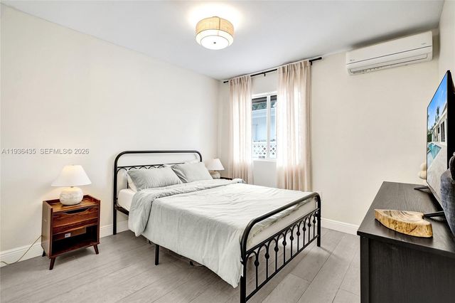 2570 NE 201st St, Miami, FL 33180