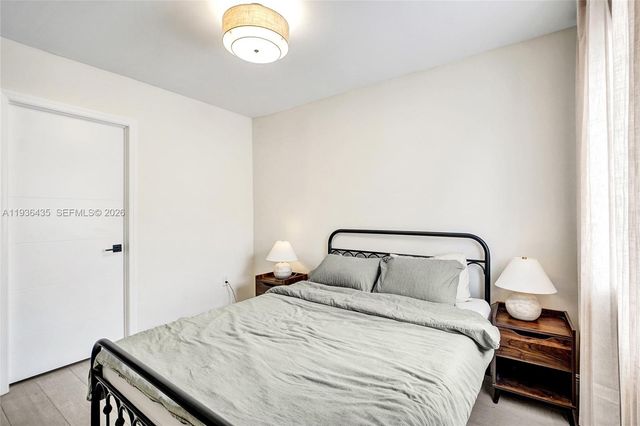 2570 NE 201st St, Miami, FL 33180