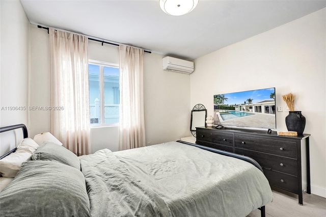 2570 NE 201st St, Miami, FL 33180