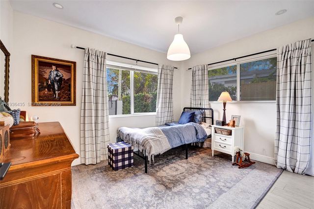 2570 NE 201st St, Miami, FL 33180