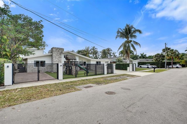 2570 NE 201st St, Miami, FL 33180