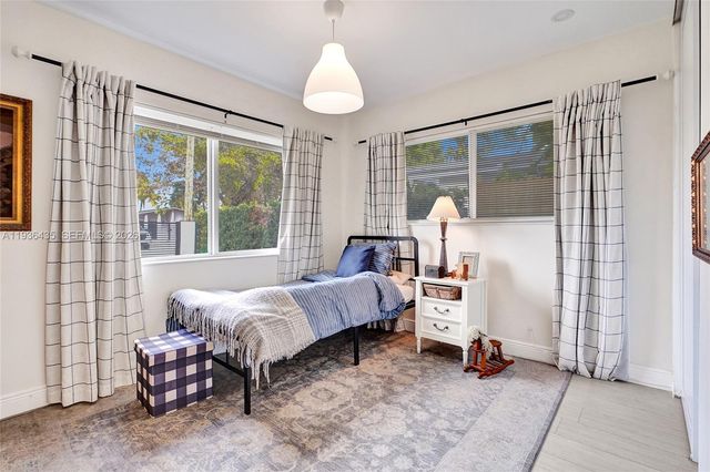 2570 NE 201st St, Miami, FL 33180