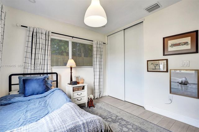 2570 NE 201st St, Miami, FL 33180