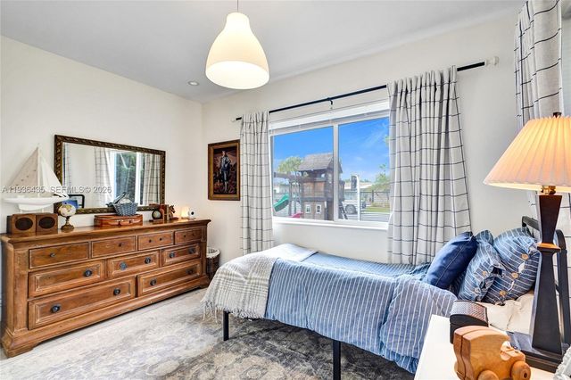 2570 NE 201st St, Miami, FL 33180