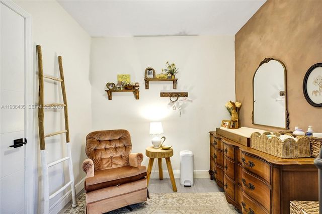 2570 NE 201st St, Miami, FL 33180