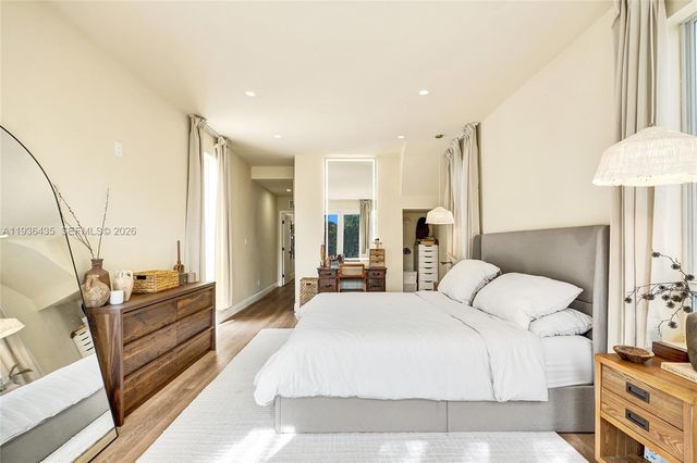 2570 NE 201st St, Miami, FL 33180