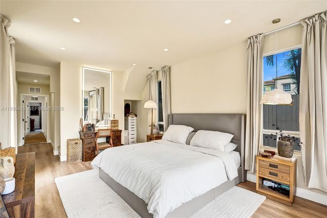 2570 NE 201st St, Miami, FL 33180