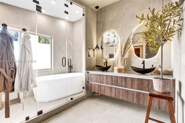 2570 NE 201st St, Miami, FL 33180