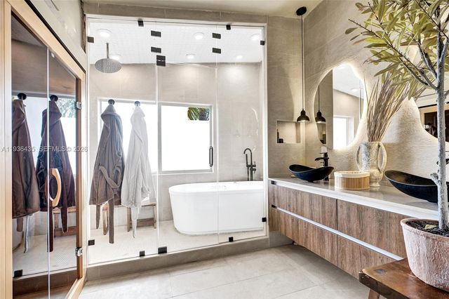 2570 NE 201st St, Miami, FL 33180