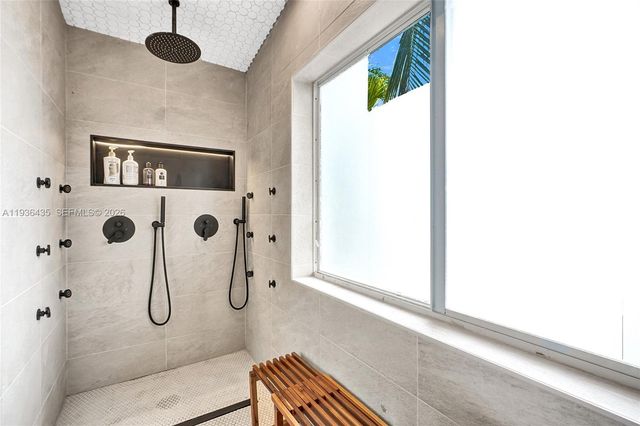 2570 NE 201st St, Miami, FL 33180