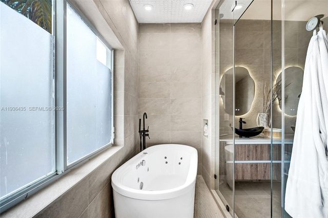 2570 NE 201st St, Miami, FL 33180